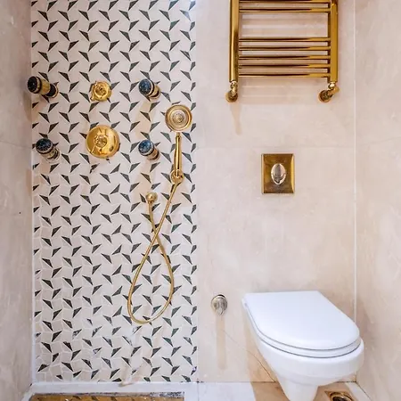 Glamorous Authentic In Ueskuedar Appartement